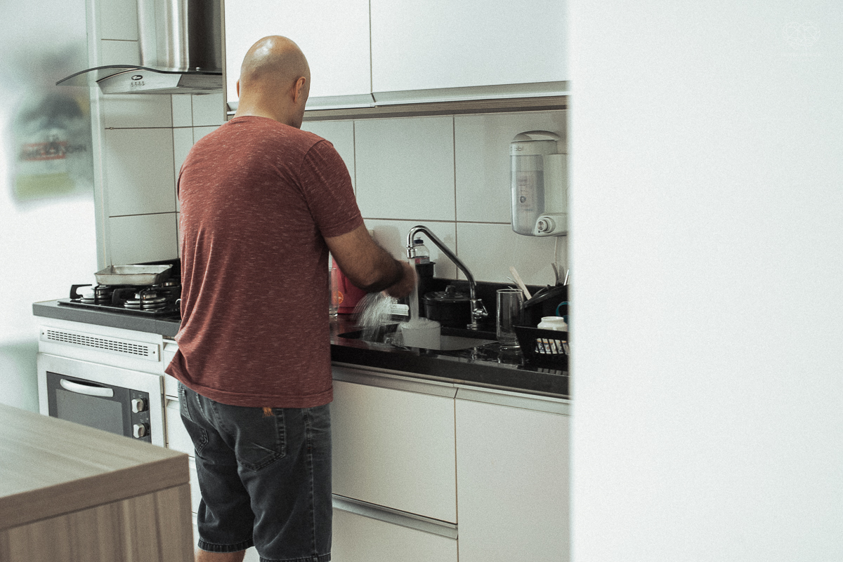 Fotografia de familia fotos feitas em casa ao natural da familia mae pai e duas filhas com pijama acordando brincando no predio. fotos feitas pela fotografa premiada nayara andrade de santos litoral de sao paulo