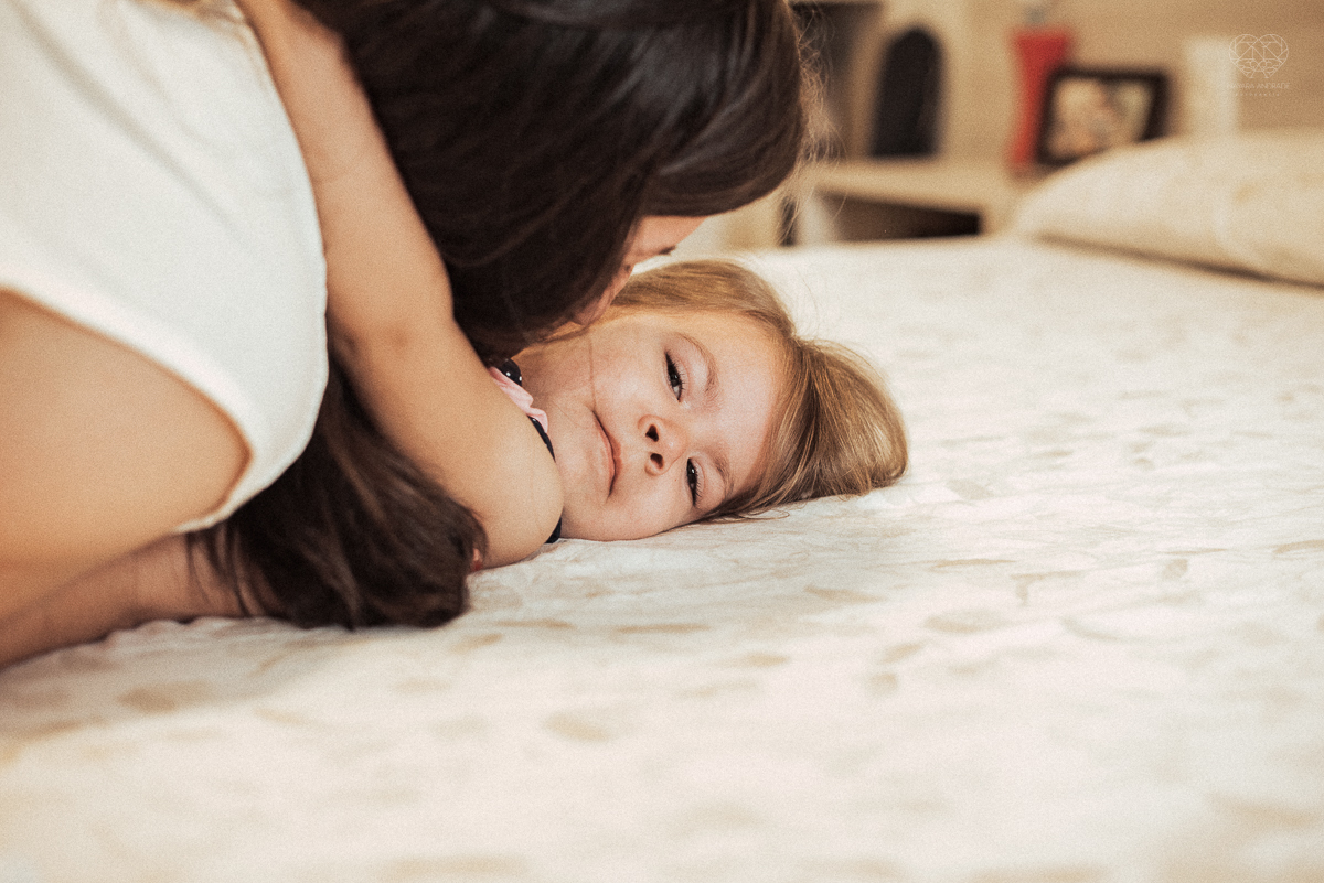 Fotografia de familia fotos feitas em casa ao natural da familia mae pai e duas filhas com pijama acordando brincando no predio. fotos feitas pela fotografa premiada nayara andrade de santos litoral de sao paulo