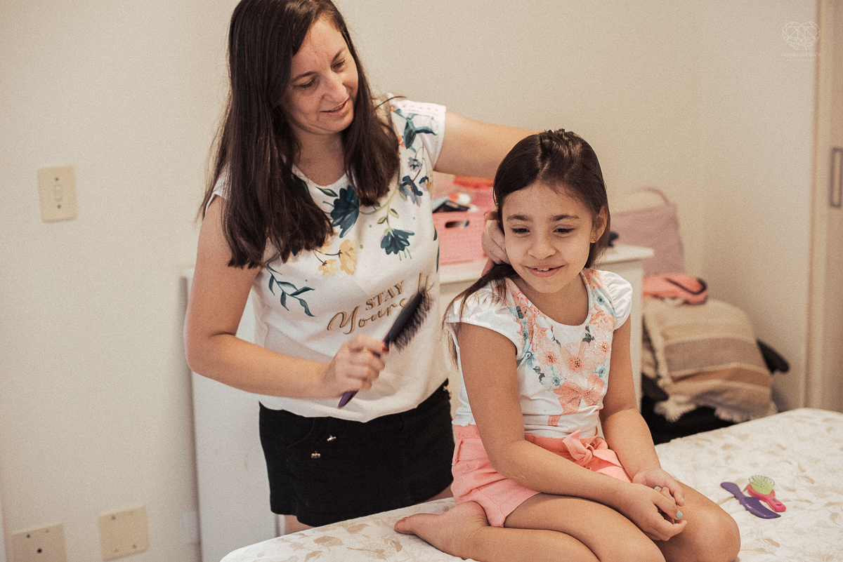 Fotografia de familia fotos feitas em casa ao natural da familia mae pai e duas filhas com pijama acordando brincando no predio. fotos feitas pela fotografa premiada nayara andrade de santos litoral de sao paulo