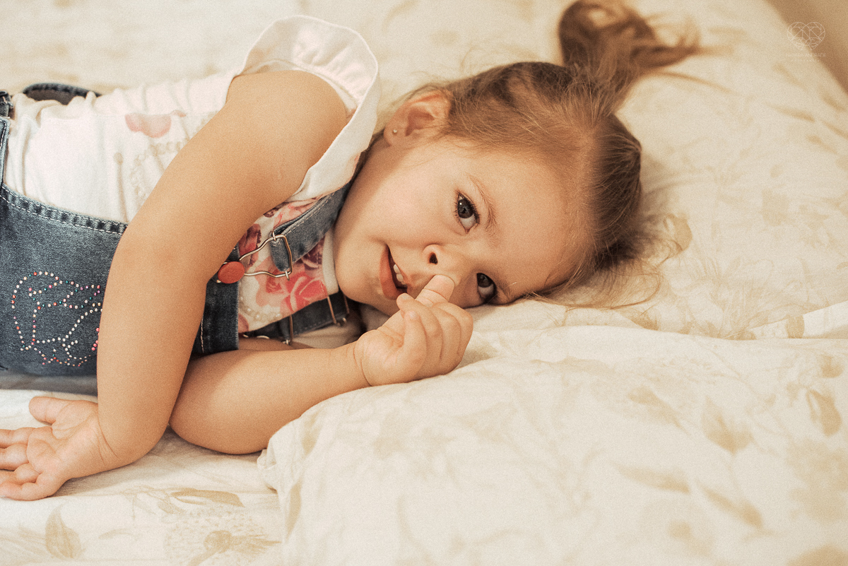 Fotografia de familia fotos feitas em casa ao natural da familia mae pai e duas filhas com pijama acordando brincando no predio. fotos feitas pela fotografa premiada nayara andrade de santos litoral de sao paulo