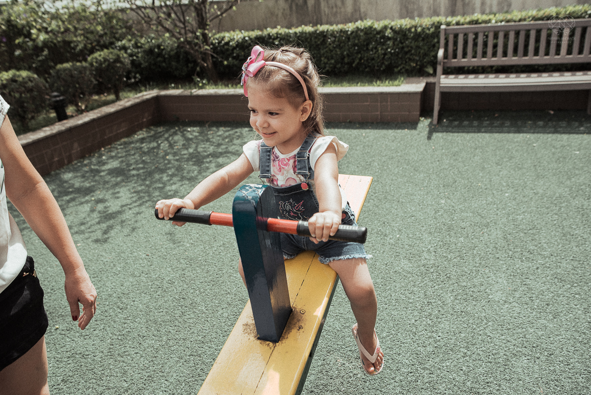 Fotografia de familia fotos feitas em casa ao natural da familia mae pai e duas filhas com pijama acordando brincando no predio. fotos feitas pela fotografa premiada nayara andrade de santos litoral de sao paulo