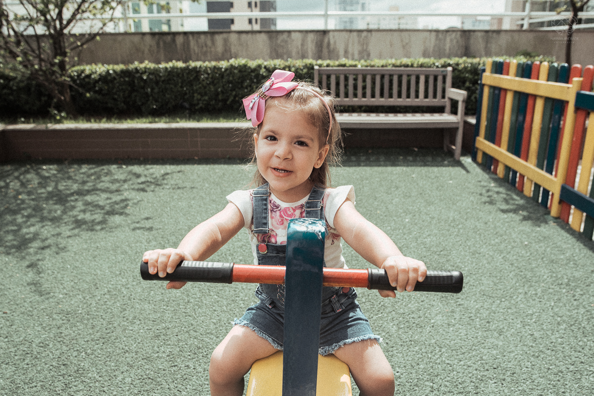Fotografia de familia fotos feitas em casa ao natural da familia mae pai e duas filhas com pijama acordando brincando no predio. fotos feitas pela fotografa premiada nayara andrade de santos litoral de sao paulo