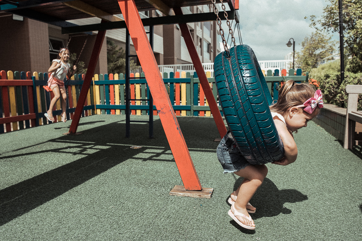 Fotografia de familia fotos feitas em casa ao natural da familia mae pai e duas filhas com pijama acordando brincando no predio. fotos feitas pela fotografa premiada nayara andrade de santos litoral de sao paulo