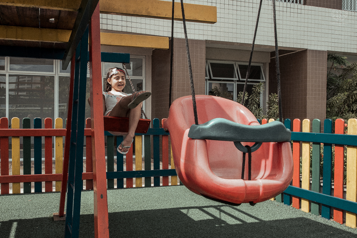 Fotografia de familia fotos feitas em casa ao natural da familia mae pai e duas filhas com pijama acordando brincando no predio. fotos feitas pela fotografa premiada nayara andrade de santos litoral de sao paulo