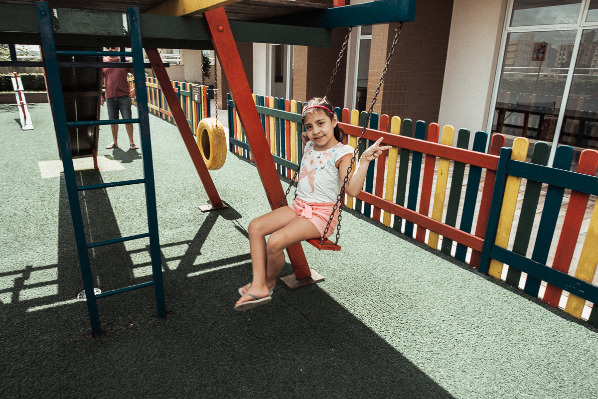 Fotografia de familia fotos feitas em casa ao natural da familia mae pai e duas filhas com pijama acordando brincando no predio. fotos feitas pela fotografa premiada nayara andrade de santos litoral de sao paulo
