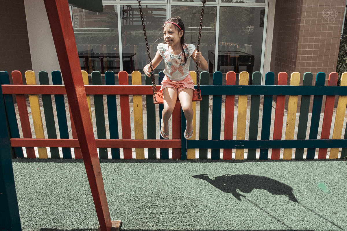 Fotografia de familia fotos feitas em casa ao natural da familia mae pai e duas filhas com pijama acordando brincando no predio. fotos feitas pela fotografa premiada nayara andrade de santos litoral de sao paulo