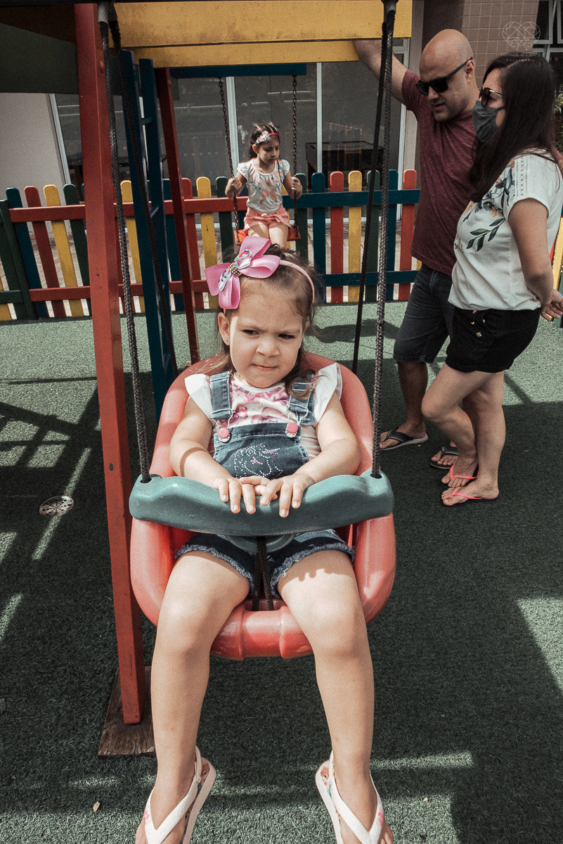 Fotografia de familia fotos feitas em casa ao natural da familia mae pai e duas filhas com pijama acordando brincando no predio. fotos feitas pela fotografa premiada nayara andrade de santos litoral de sao paulo
