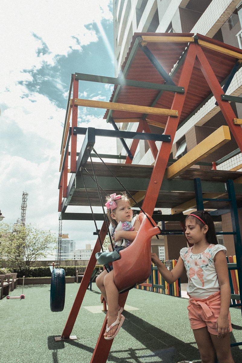 Fotografia de familia fotos feitas em casa ao natural da familia mae pai e duas filhas com pijama acordando brincando no predio. fotos feitas pela fotografa premiada nayara andrade de santos litoral de sao paulo