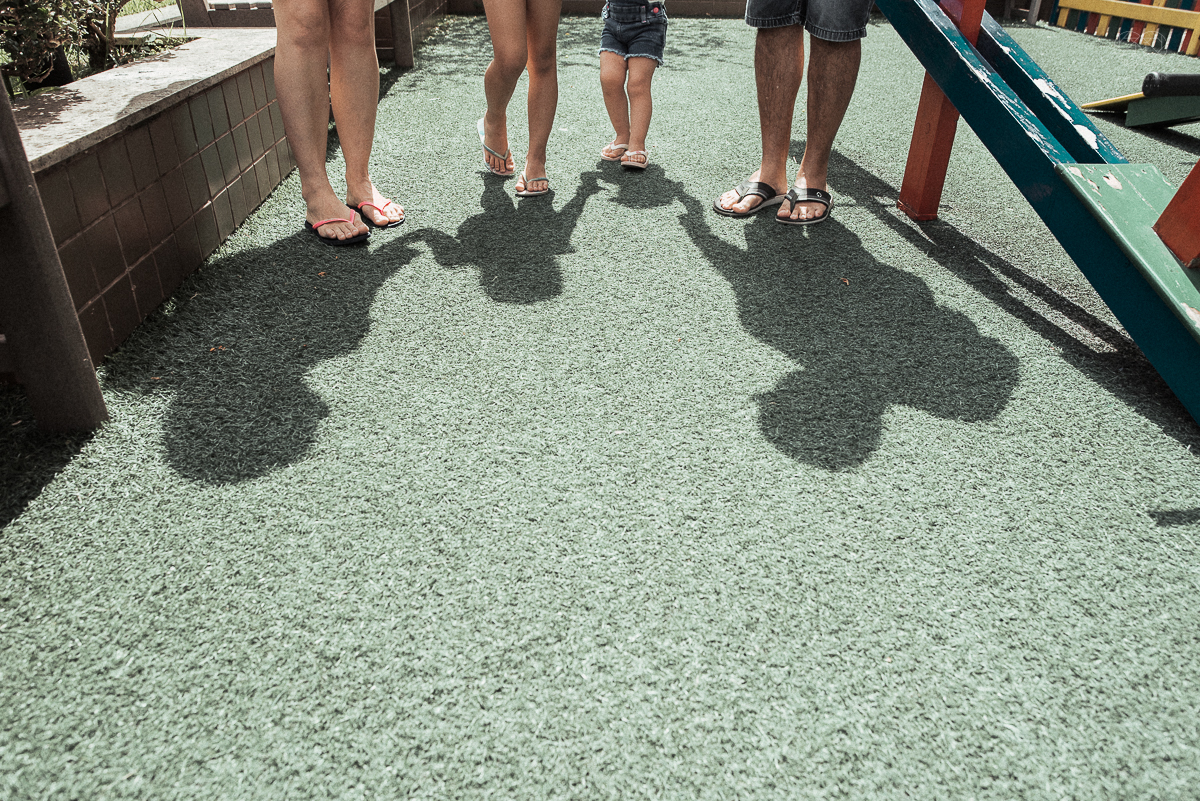 Fotografia de familia fotos feitas em casa ao natural da familia mae pai e duas filhas com pijama acordando brincando no predio. fotos feitas pela fotografa premiada nayara andrade de santos litoral de sao paulo