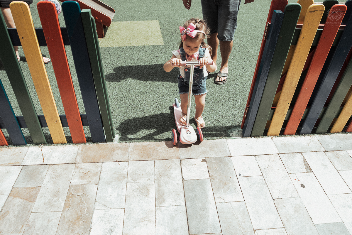 Fotografia de familia fotos feitas em casa ao natural da familia mae pai e duas filhas com pijama acordando brincando no predio. fotos feitas pela fotografa premiada nayara andrade de santos litoral de sao paulo