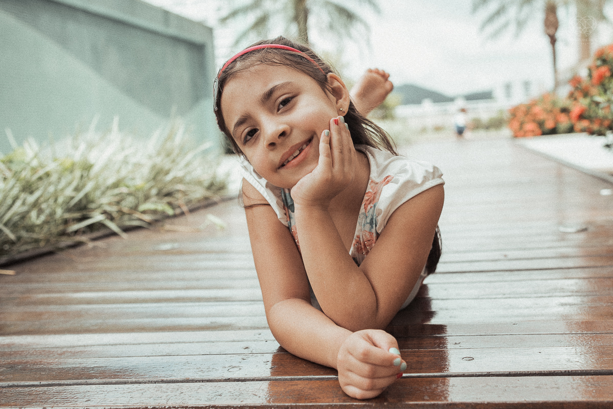 Fotografia de familia fotos feitas em casa ao natural da familia mae pai e duas filhas com pijama acordando brincando no predio. fotos feitas pela fotografa premiada nayara andrade de santos litoral de sao paulo