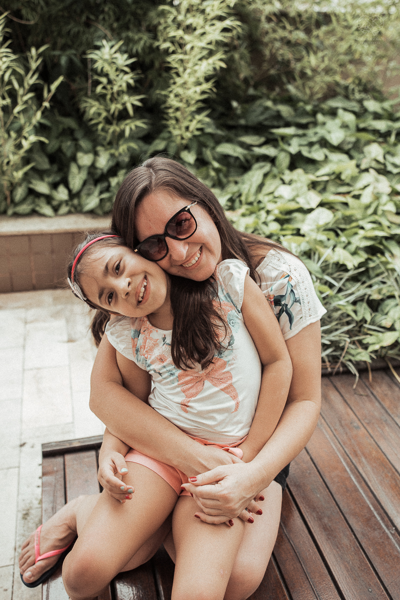 Fotografia de familia fotos feitas em casa ao natural da familia mae pai e duas filhas com pijama acordando brincando no predio. fotos feitas pela fotografa premiada nayara andrade de santos litoral de sao paulo