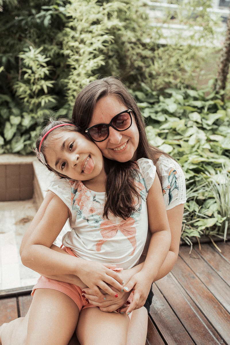 Fotografia de familia fotos feitas em casa ao natural da familia mae pai e duas filhas com pijama acordando brincando no predio. fotos feitas pela fotografa premiada nayara andrade de santos litoral de sao paulo