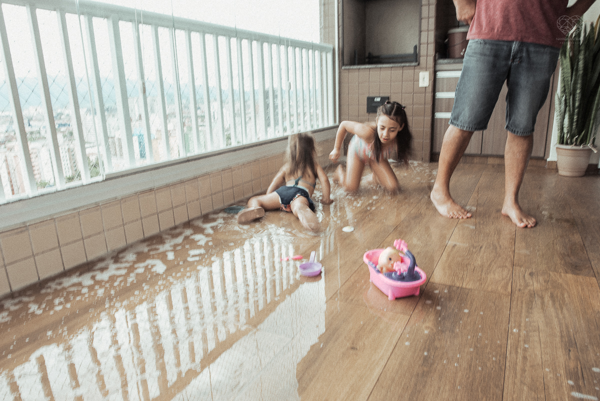 Fotografia de familia fotos feitas em casa ao natural da familia mae pai e duas filhas com pijama acordando brincando no predio. fotos feitas pela fotografa premiada nayara andrade de santos litoral de sao paulo