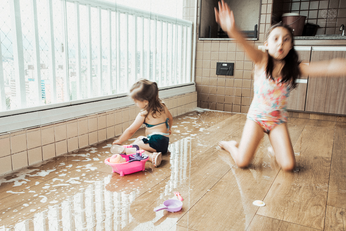 Fotografia de familia fotos feitas em casa ao natural da familia mae pai e duas filhas com pijama acordando brincando no predio. fotos feitas pela fotografa premiada nayara andrade de santos litoral de sao paulo