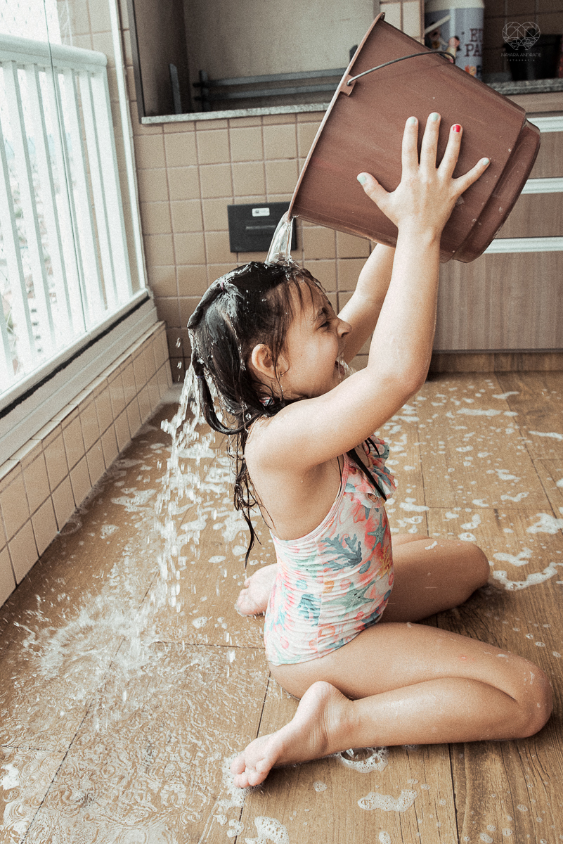 Fotografia de familia fotos feitas em casa ao natural da familia mae pai e duas filhas com pijama acordando brincando no predio. fotos feitas pela fotografa premiada nayara andrade de santos litoral de sao paulo