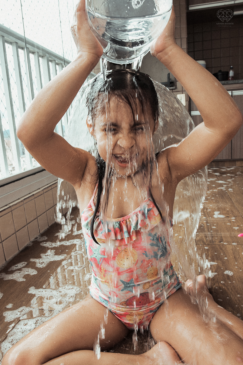Fotografia de familia fotos feitas em casa ao natural da familia mae pai e duas filhas com pijama acordando brincando no predio. fotos feitas pela fotografa premiada nayara andrade de santos litoral de sao paulo