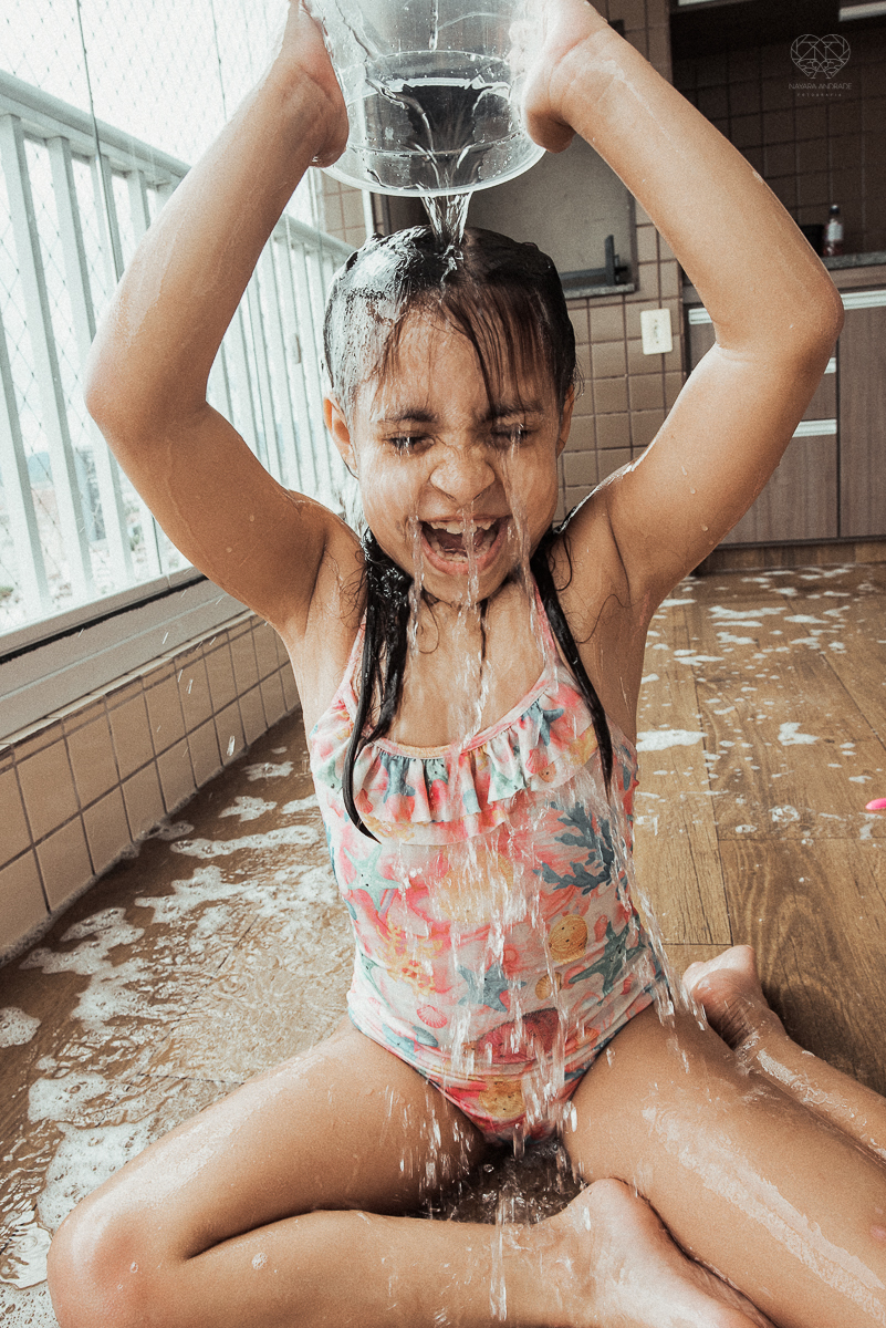 Fotografia de familia fotos feitas em casa ao natural da familia mae pai e duas filhas com pijama acordando brincando no predio. fotos feitas pela fotografa premiada nayara andrade de santos litoral de sao paulo