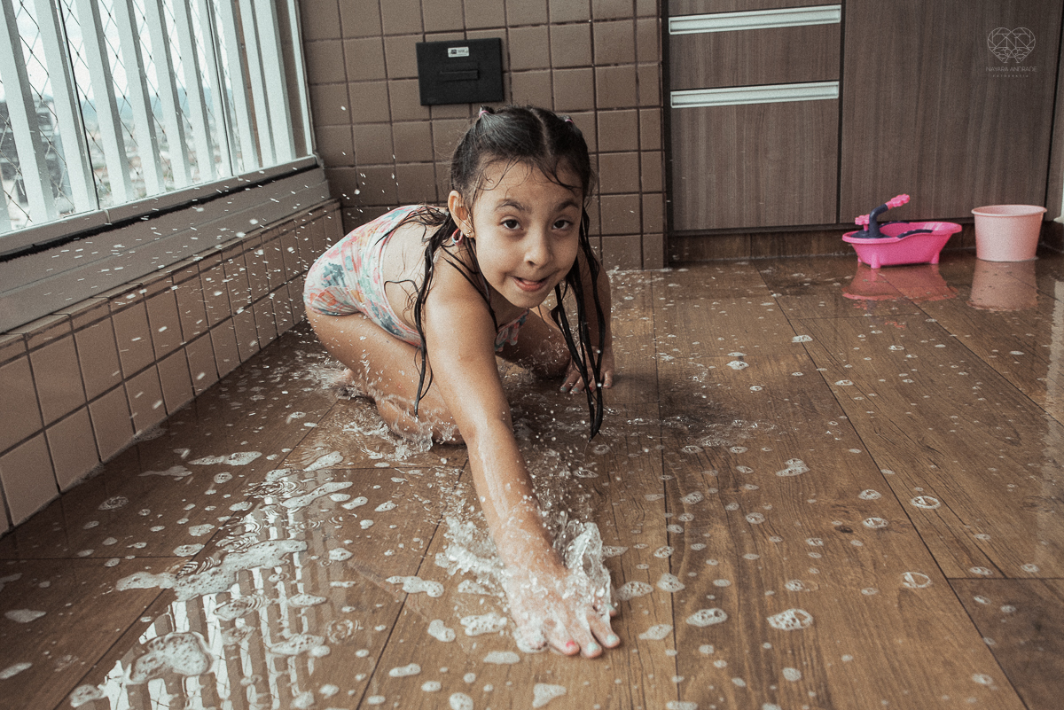 Fotografia de familia fotos feitas em casa ao natural da familia mae pai e duas filhas com pijama acordando brincando no predio. fotos feitas pela fotografa premiada nayara andrade de santos litoral de sao paulo