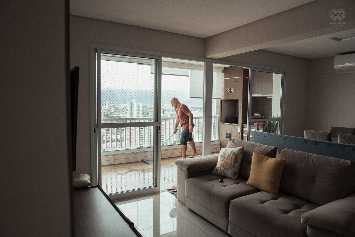 Fotografia de familia fotos feitas em casa ao natural da familia mae pai e duas filhas com pijama acordando brincando no predio. fotos feitas pela fotografa premiada nayara andrade de santos litoral de sao paulo