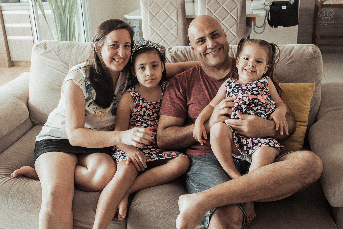 Fotografia de familia fotos feitas em casa ao natural da familia mae pai e duas filhas com pijama acordando brincando no predio. fotos feitas pela fotografa premiada nayara andrade de santos litoral de sao paulo