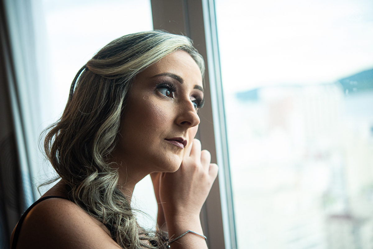 intimate wedding mini wedding feito em casa na cidade de santos fotografado pela fotografa premiada internacionalmente Nayara Andrade fotografia making of de noiva e noivo e jantar na casa da familia