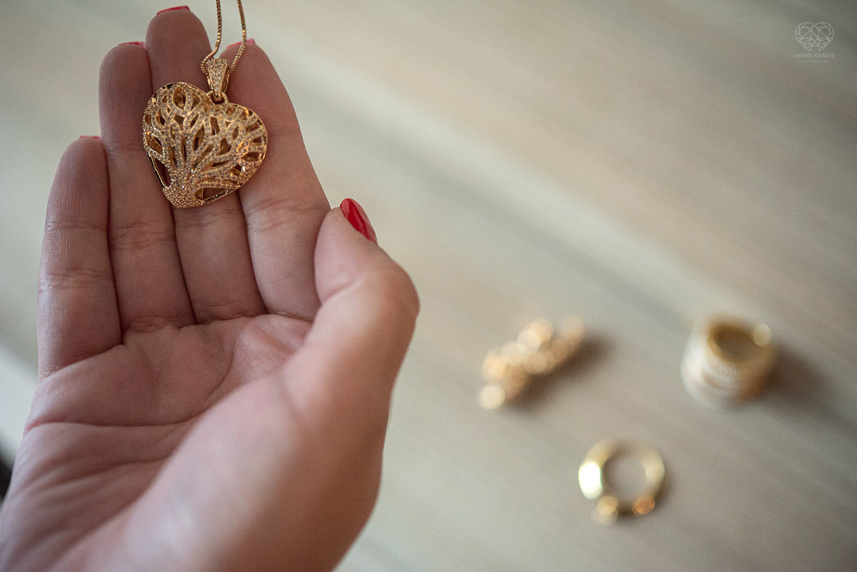 intimate wedding mini wedding feito em casa na cidade de santos fotografado pela fotografa premiada internacionalmente Nayara Andrade fotografia making of de noiva e noivo e jantar na casa da familia