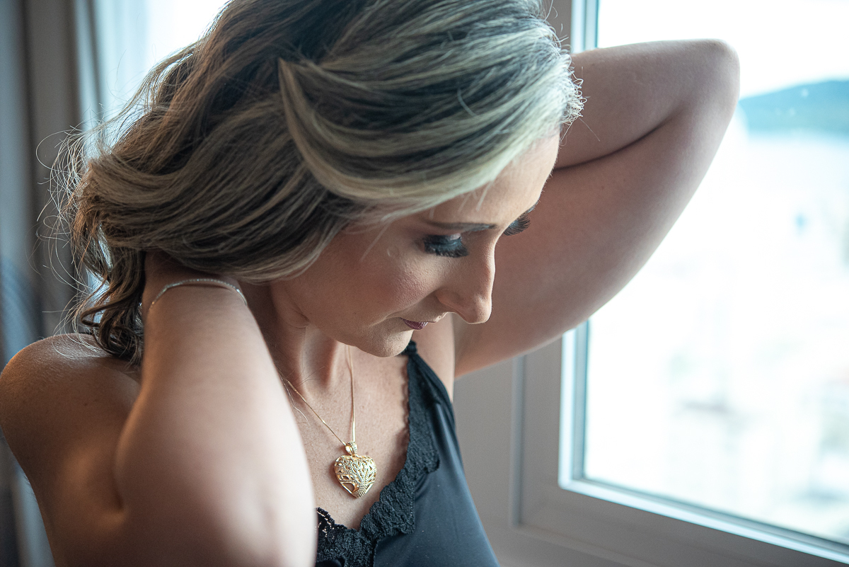 intimate wedding mini wedding feito em casa na cidade de santos fotografado pela fotografa premiada internacionalmente Nayara Andrade fotografia making of de noiva e noivo e jantar na casa da familia