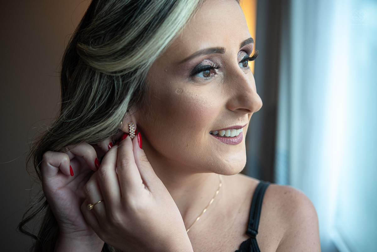 intimate wedding mini wedding feito em casa na cidade de santos fotografado pela fotografa premiada internacionalmente Nayara Andrade fotografia making of de noiva e noivo e jantar na casa da familia