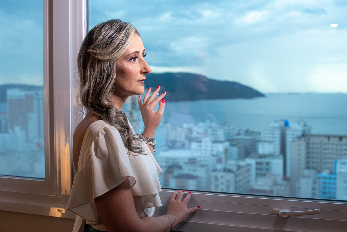 intimate wedding mini wedding feito em casa na cidade de santos fotografado pela fotografa premiada internacionalmente Nayara Andrade fotografia making of de noiva e noivo e jantar na casa da familia