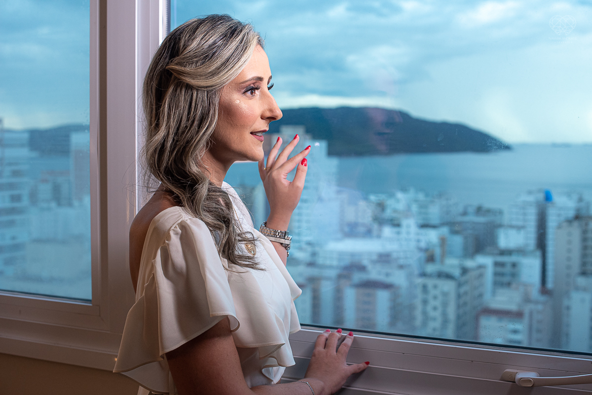 intimate wedding mini wedding feito em casa na cidade de santos fotografado pela fotografa premiada internacionalmente Nayara Andrade fotografia making of de noiva e noivo e jantar na casa da familia