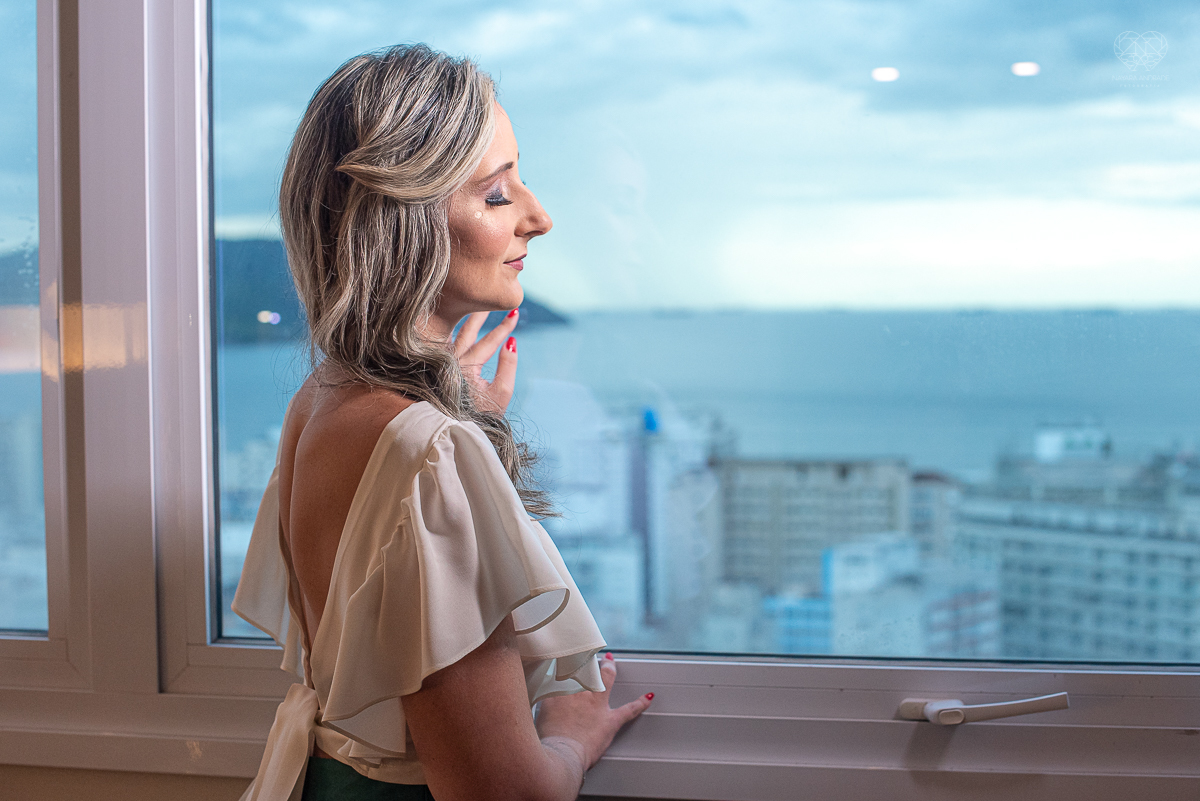 intimate wedding mini wedding feito em casa na cidade de santos fotografado pela fotografa premiada internacionalmente Nayara Andrade fotografia making of de noiva e noivo e jantar na casa da familia