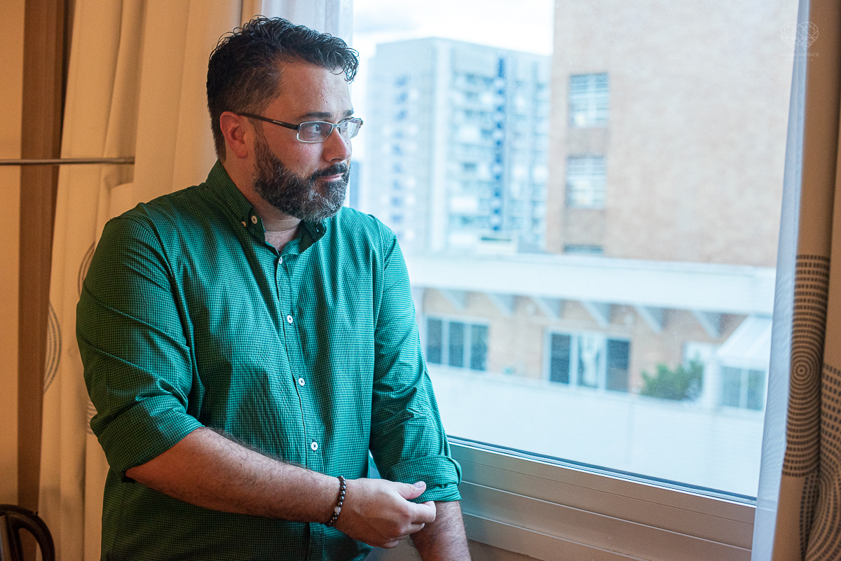 intimate wedding mini wedding feito em casa na cidade de santos fotografado pela fotografa premiada internacionalmente Nayara Andrade fotografia making of de noiva e noivo e jantar na casa da familia