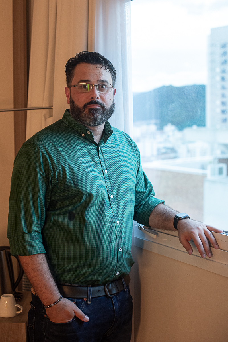 intimate wedding mini wedding feito em casa na cidade de santos fotografado pela fotografa premiada internacionalmente Nayara Andrade fotografia making of de noiva e noivo e jantar na casa da familia