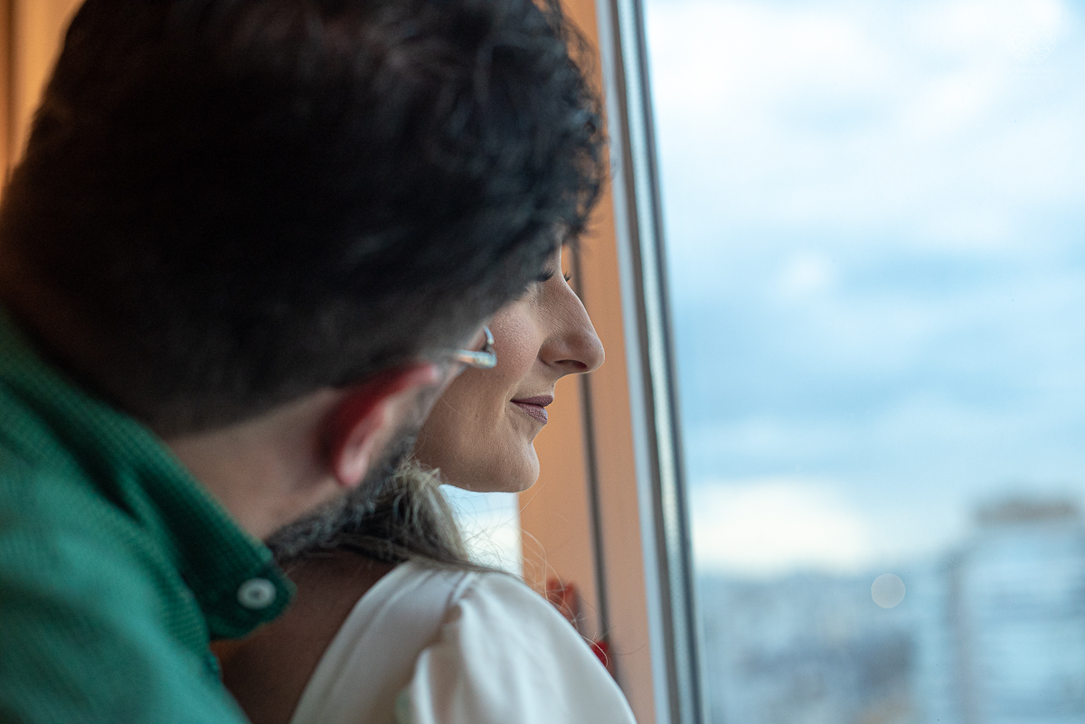 intimate wedding mini wedding feito em casa na cidade de santos fotografado pela fotografa premiada internacionalmente Nayara Andrade fotografia making of de noiva e noivo e jantar na casa da familia