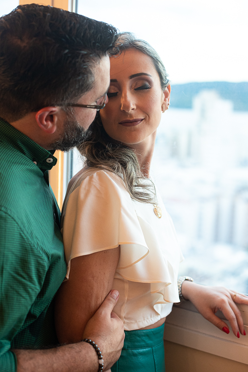 intimate wedding mini wedding feito em casa na cidade de santos fotografado pela fotografa premiada internacionalmente Nayara Andrade fotografia making of de noiva e noivo e jantar na casa da familia