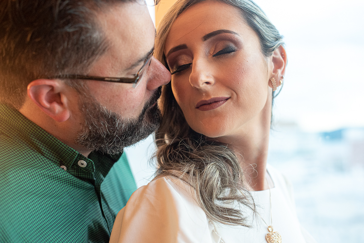 intimate wedding mini wedding feito em casa na cidade de santos fotografado pela fotografa premiada internacionalmente Nayara Andrade fotografia making of de noiva e noivo e jantar na casa da familia