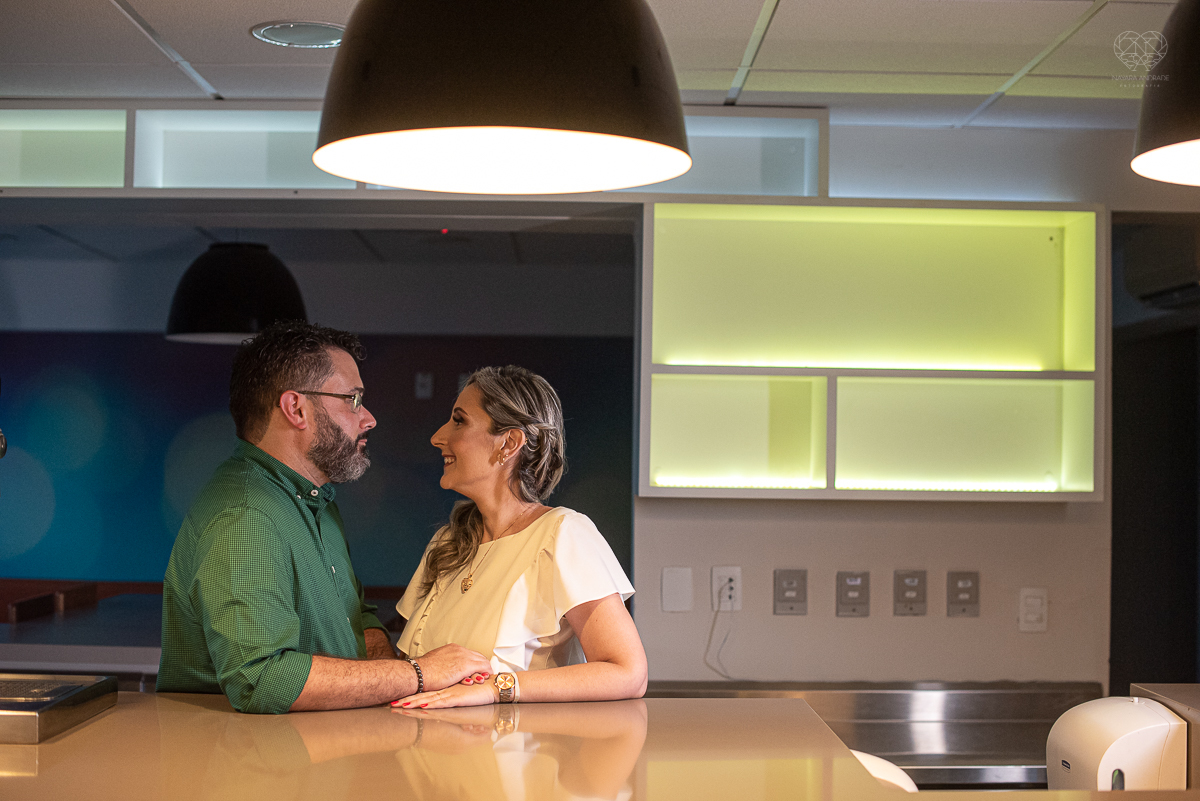 intimate wedding mini wedding feito em casa na cidade de santos fotografado pela fotografa premiada internacionalmente Nayara Andrade fotografia making of de noiva e noivo e jantar na casa da familia