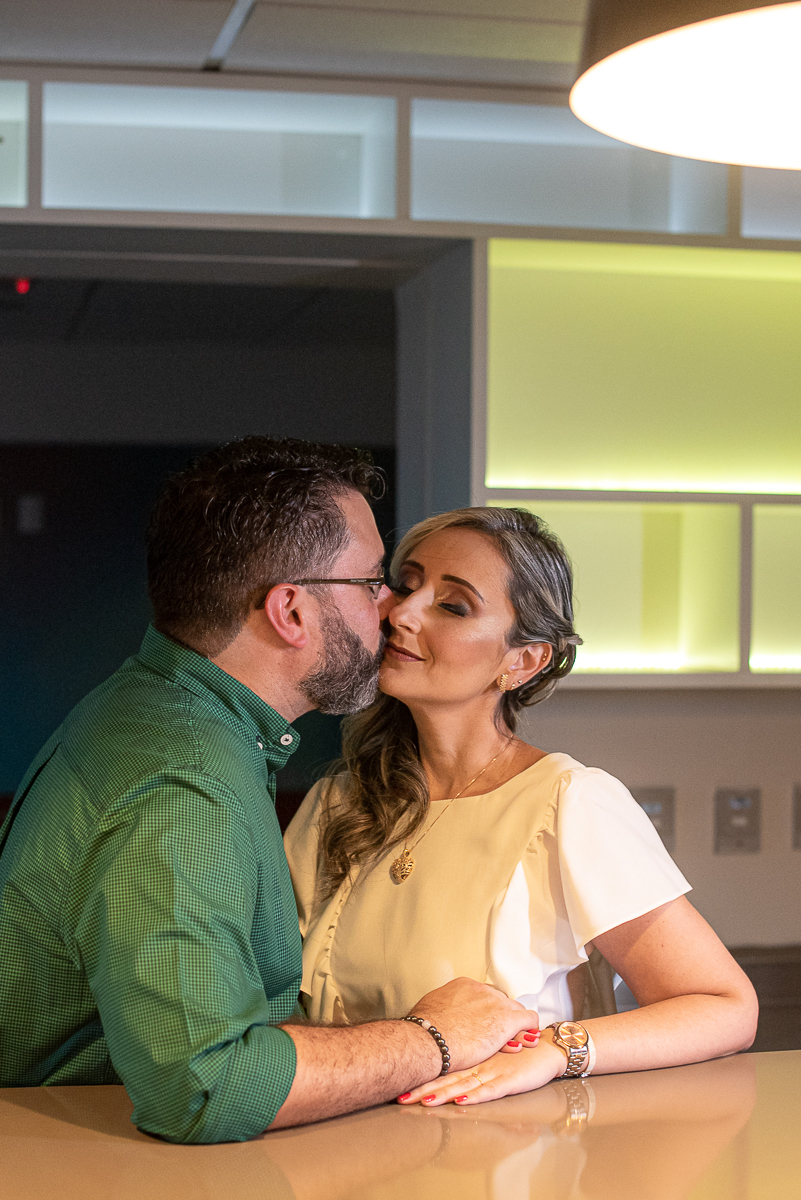 intimate wedding mini wedding feito em casa na cidade de santos fotografado pela fotografa premiada internacionalmente Nayara Andrade fotografia making of de noiva e noivo e jantar na casa da familia