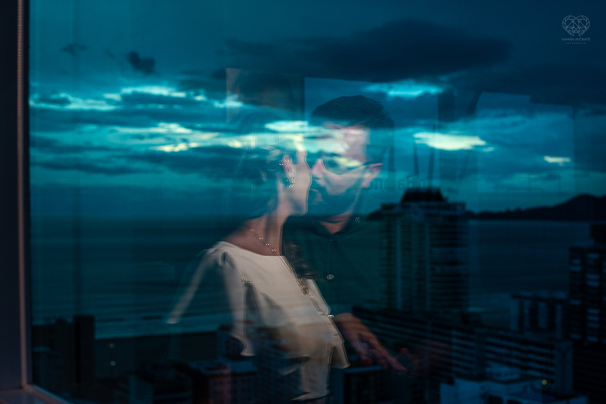 intimate wedding mini wedding feito em casa na cidade de santos fotografado pela fotografa premiada internacionalmente Nayara Andrade fotografia making of de noiva e noivo e jantar na casa da familia