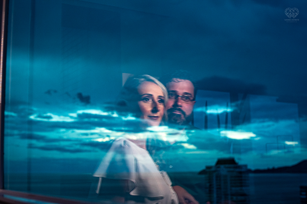 intimate wedding mini wedding feito em casa na cidade de santos fotografado pela fotografa premiada internacionalmente Nayara Andrade fotografia making of de noiva e noivo e jantar na casa da familia