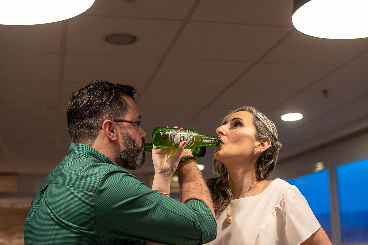 intimate wedding mini wedding feito em casa na cidade de santos fotografado pela fotografa premiada internacionalmente Nayara Andrade fotografia making of de noiva e noivo e jantar na casa da familia