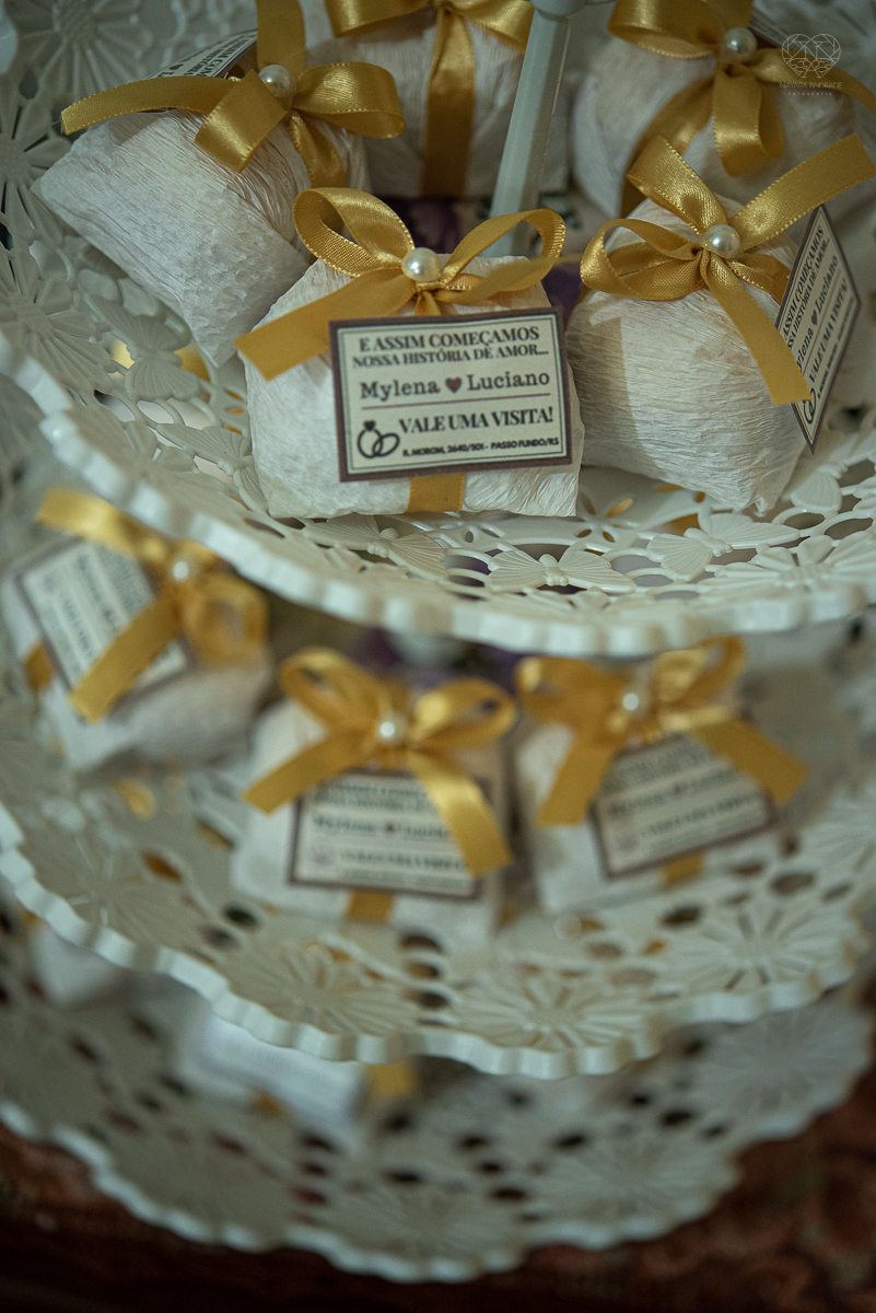 intimate wedding mini wedding feito em casa na cidade de santos fotografado pela fotografa premiada internacionalmente Nayara Andrade fotografia making of de noiva e noivo e jantar na casa da familia