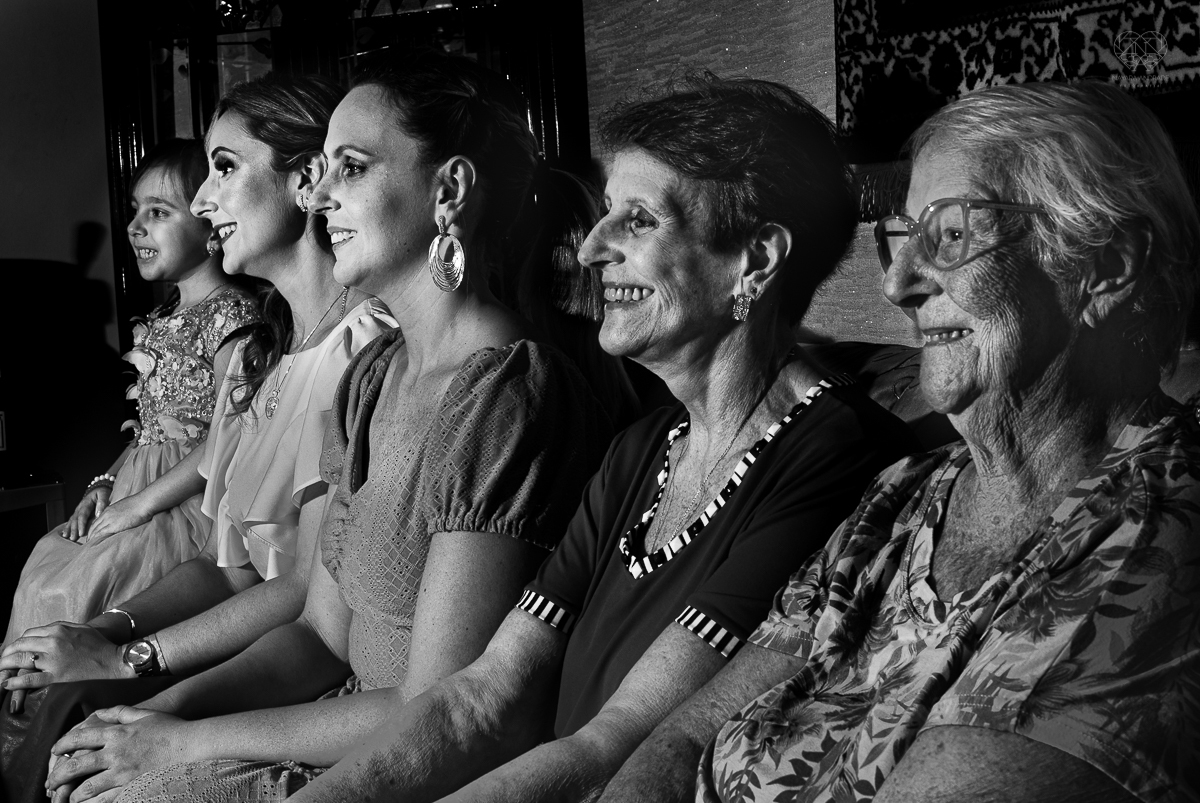 intimate wedding mini wedding feito em casa na cidade de santos fotografado pela fotografa premiada internacionalmente Nayara Andrade fotografia making of de noiva e noivo e jantar na casa da familia