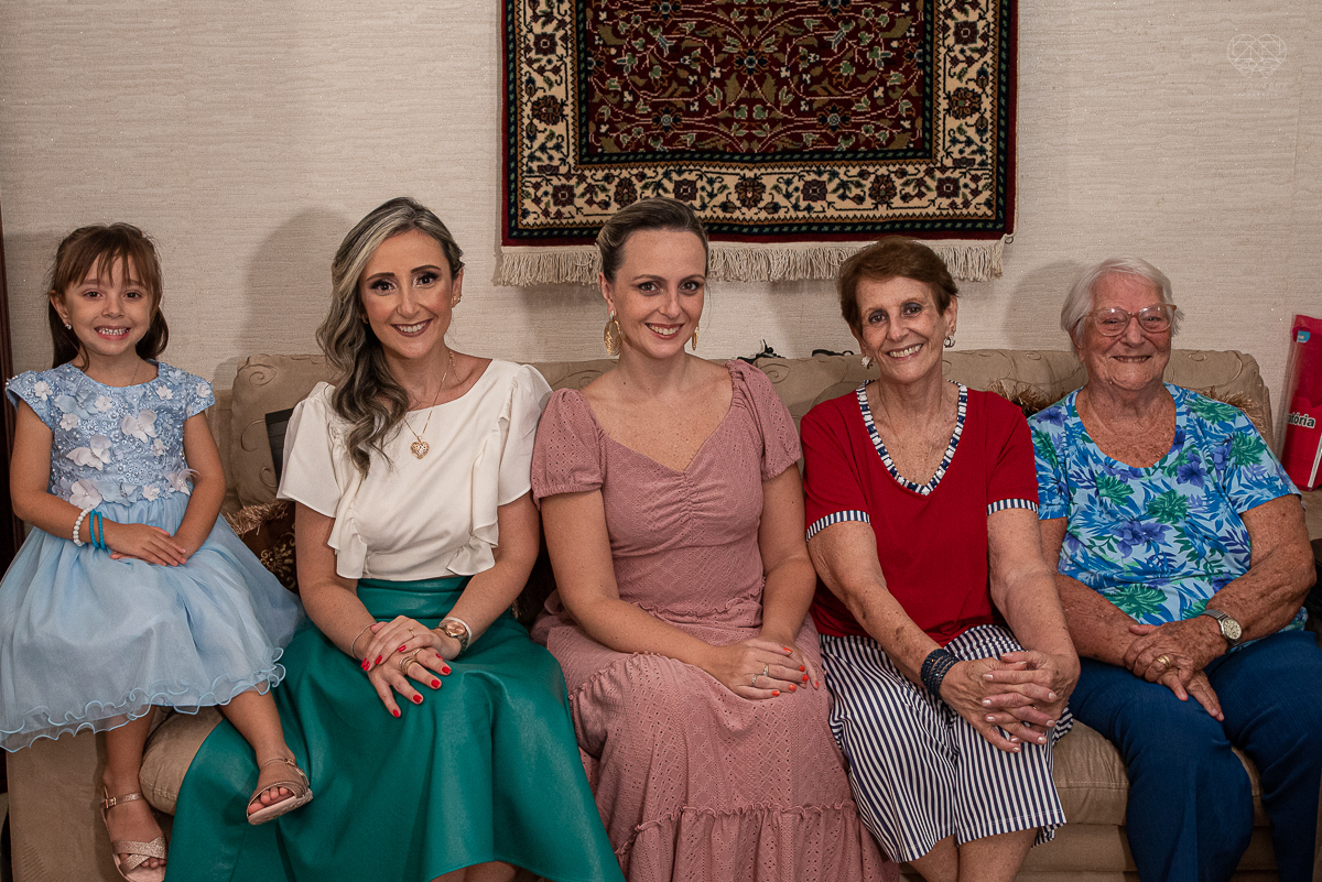 intimate wedding mini wedding feito em casa na cidade de santos fotografado pela fotografa premiada internacionalmente Nayara Andrade fotografia making of de noiva e noivo e jantar na casa da familia