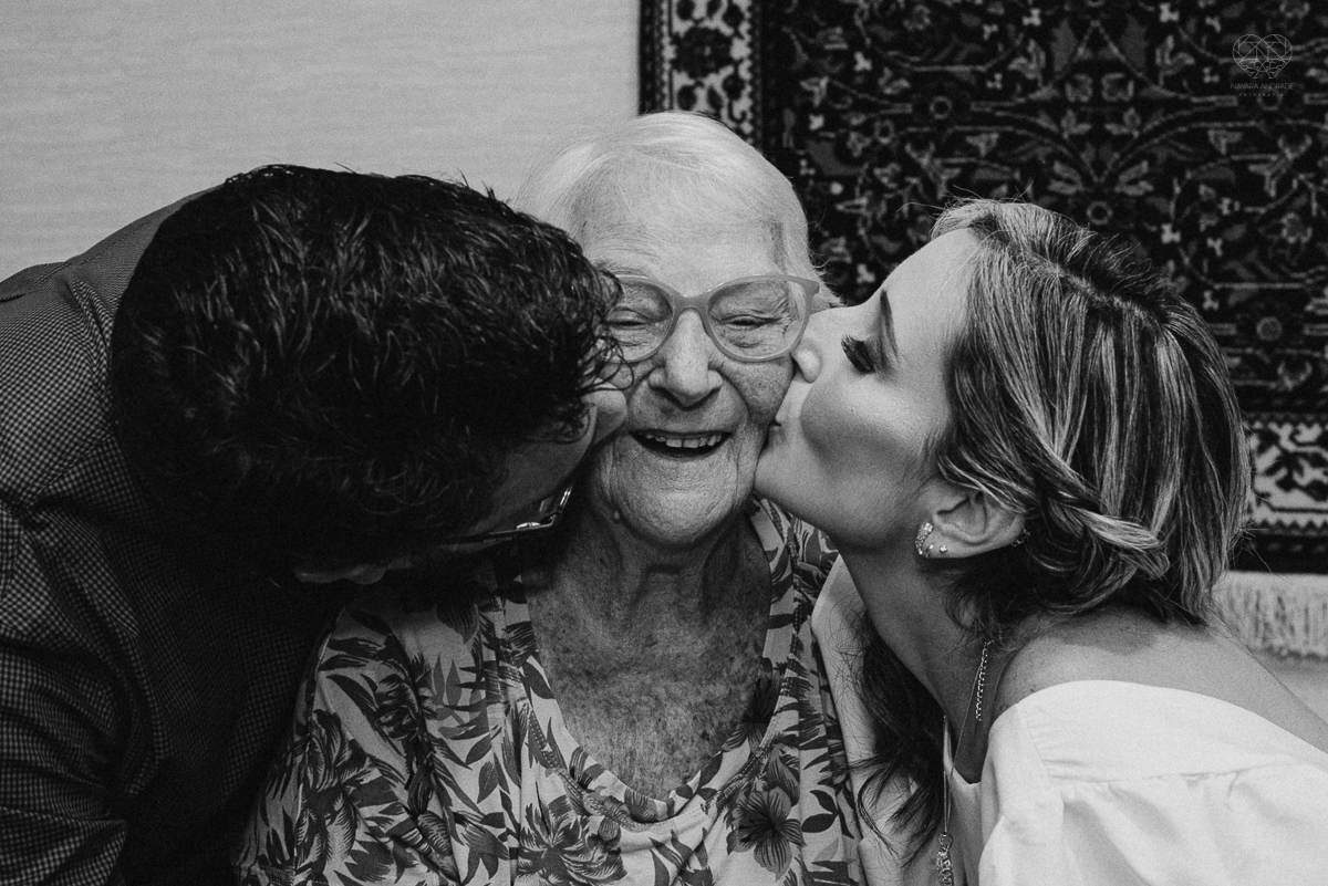 intimate wedding mini wedding feito em casa na cidade de santos fotografado pela fotografa premiada internacionalmente Nayara Andrade fotografia making of de noiva e noivo e jantar na casa da familia