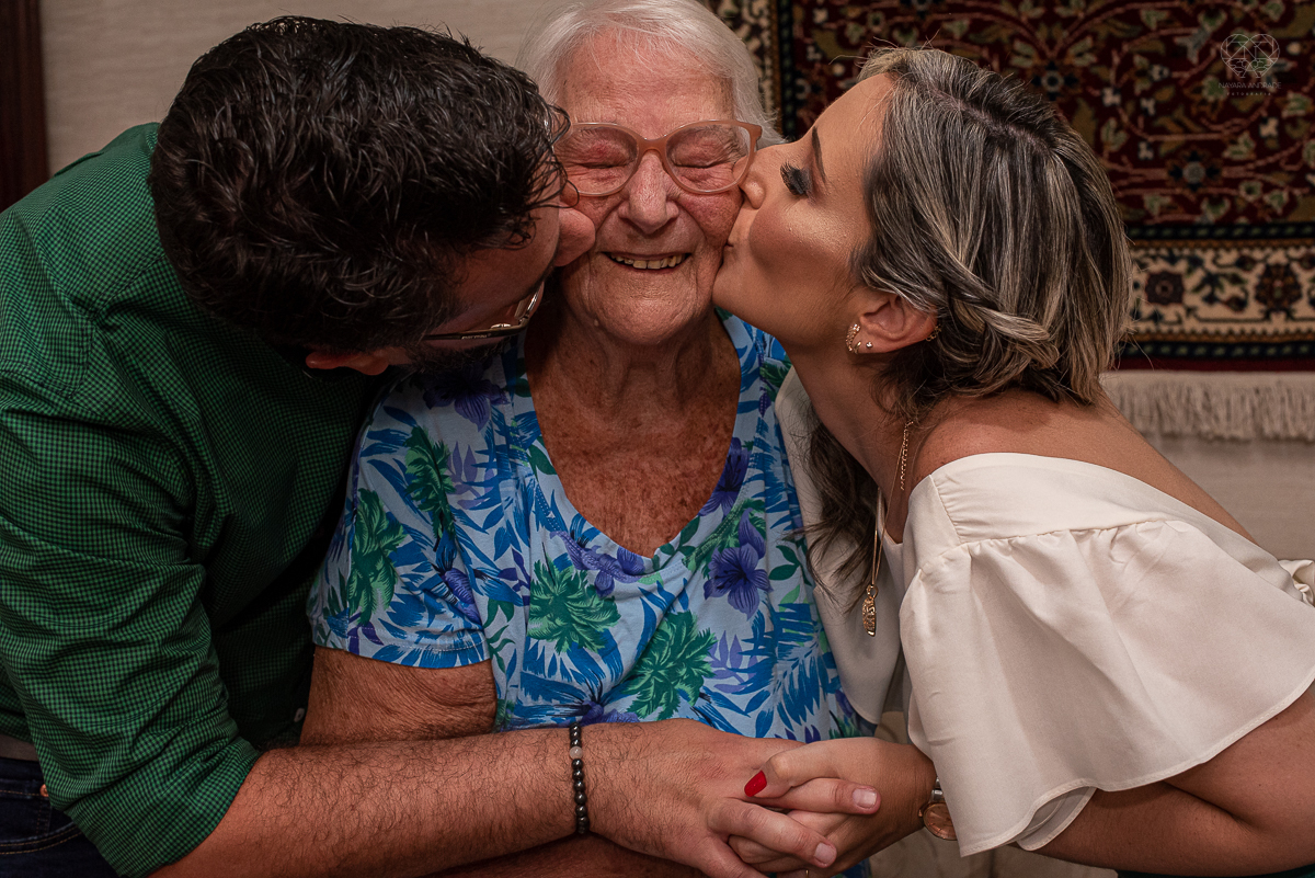 intimate wedding mini wedding feito em casa na cidade de santos fotografado pela fotografa premiada internacionalmente Nayara Andrade fotografia making of de noiva e noivo e jantar na casa da familia