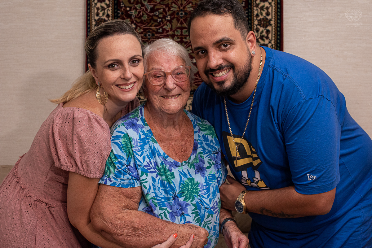 intimate wedding mini wedding feito em casa na cidade de santos fotografado pela fotografa premiada internacionalmente Nayara Andrade fotografia making of de noiva e noivo e jantar na casa da familia