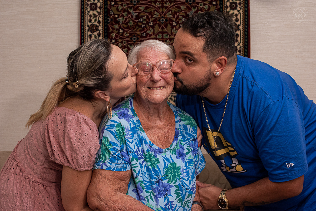 intimate wedding mini wedding feito em casa na cidade de santos fotografado pela fotografa premiada internacionalmente Nayara Andrade fotografia making of de noiva e noivo e jantar na casa da familia