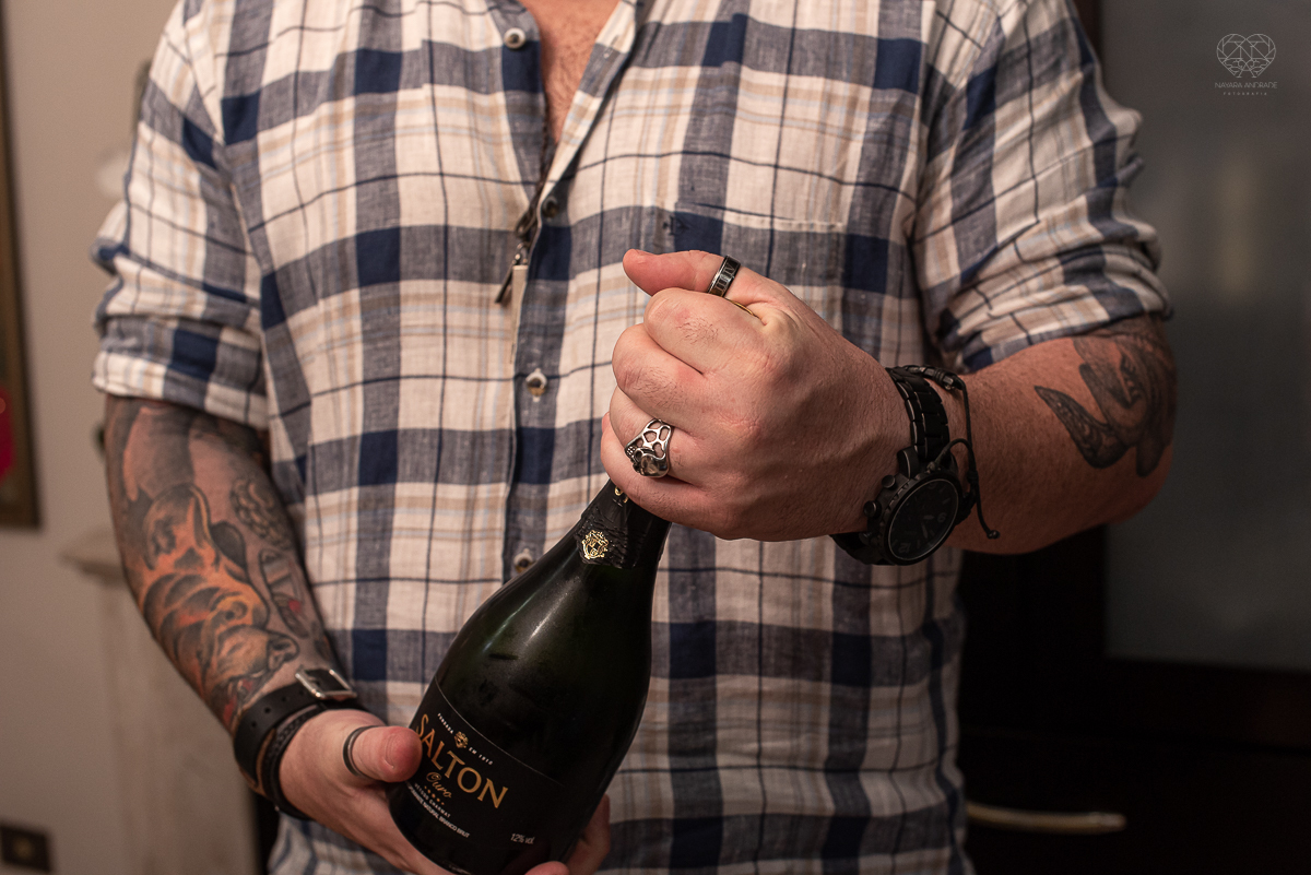 intimate wedding mini wedding feito em casa na cidade de santos fotografado pela fotografa premiada internacionalmente Nayara Andrade fotografia making of de noiva e noivo e jantar na casa da familia